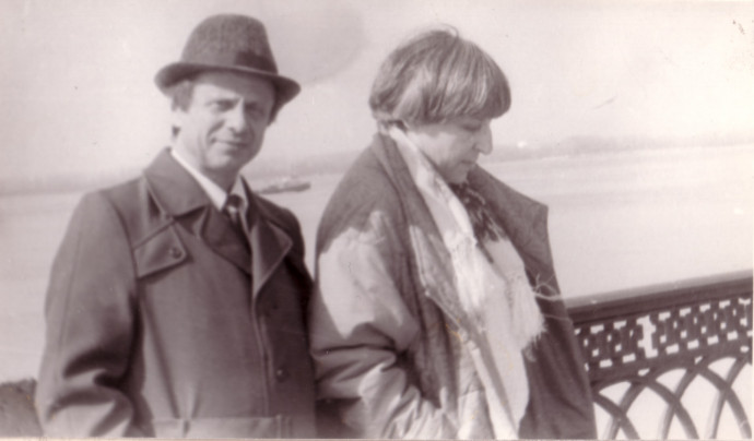 Владимир Дегтярев и Юнна Мориц на набережной. Куйбышев, апрель 1988 год.