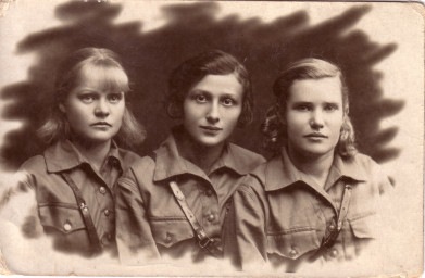 Анна Исаевна Рамбам ( в центре)