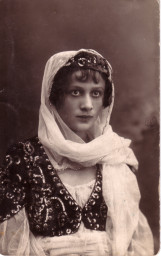 Анна Рамбам в театральном костюме