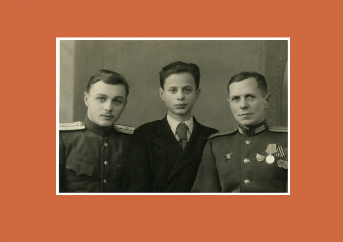 1948 год. В центре - Владимир Дегтярев, справа от него - его отец, Николай Александрович Дегтярев. 1948 г.